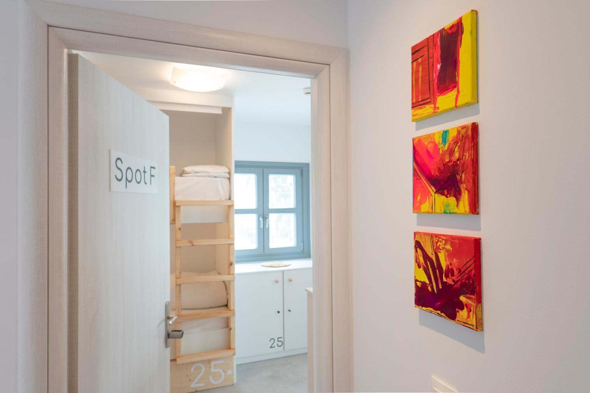 Bedspot Hostel Фіра Екстер'єр фото