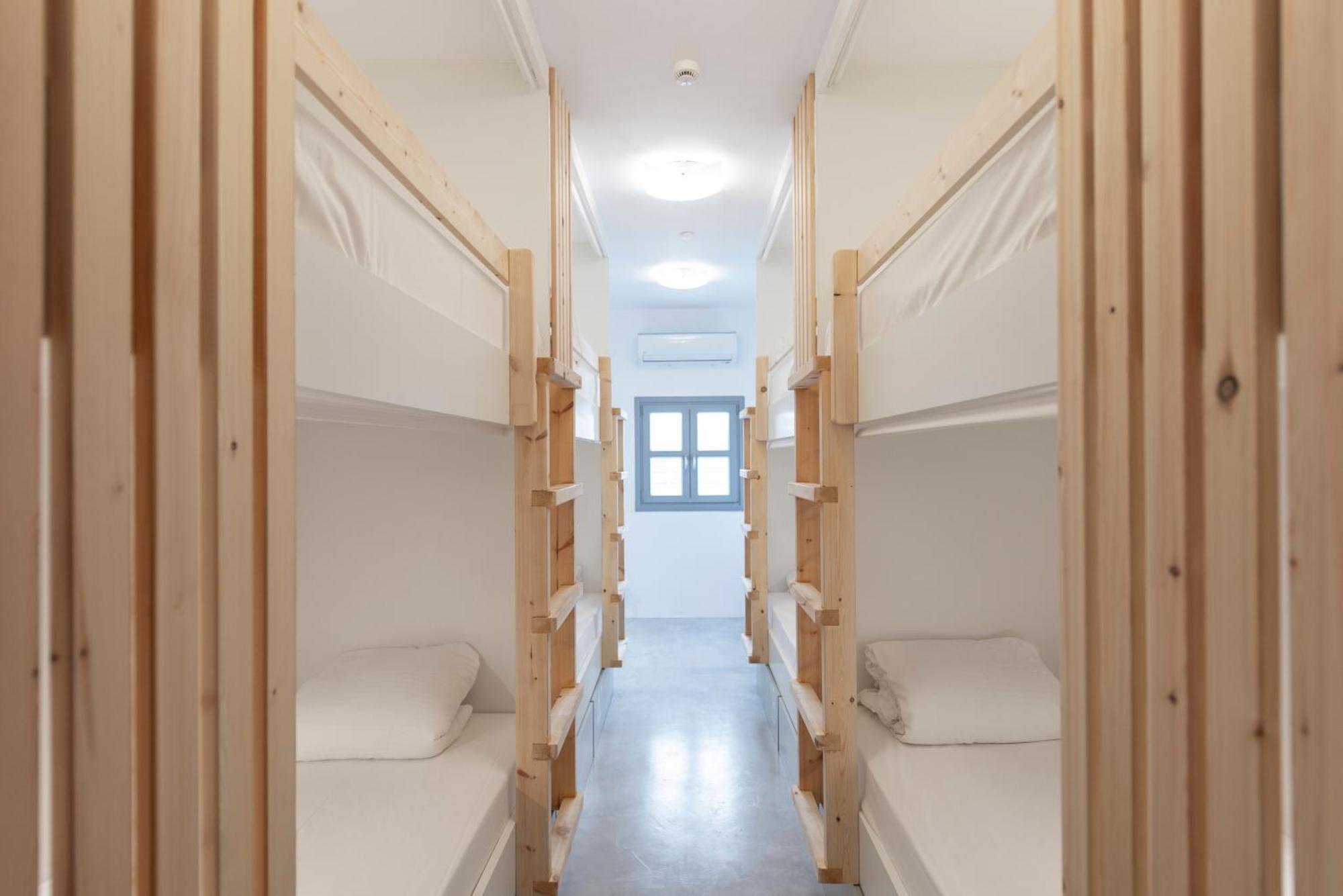 Bedspot Hostel Фіра Екстер'єр фото