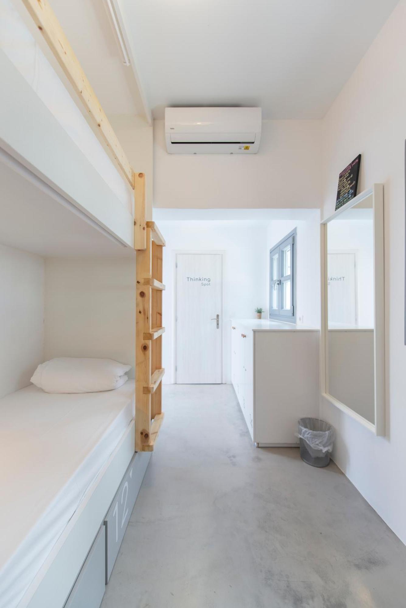 Bedspot Hostel Фіра Екстер'єр фото