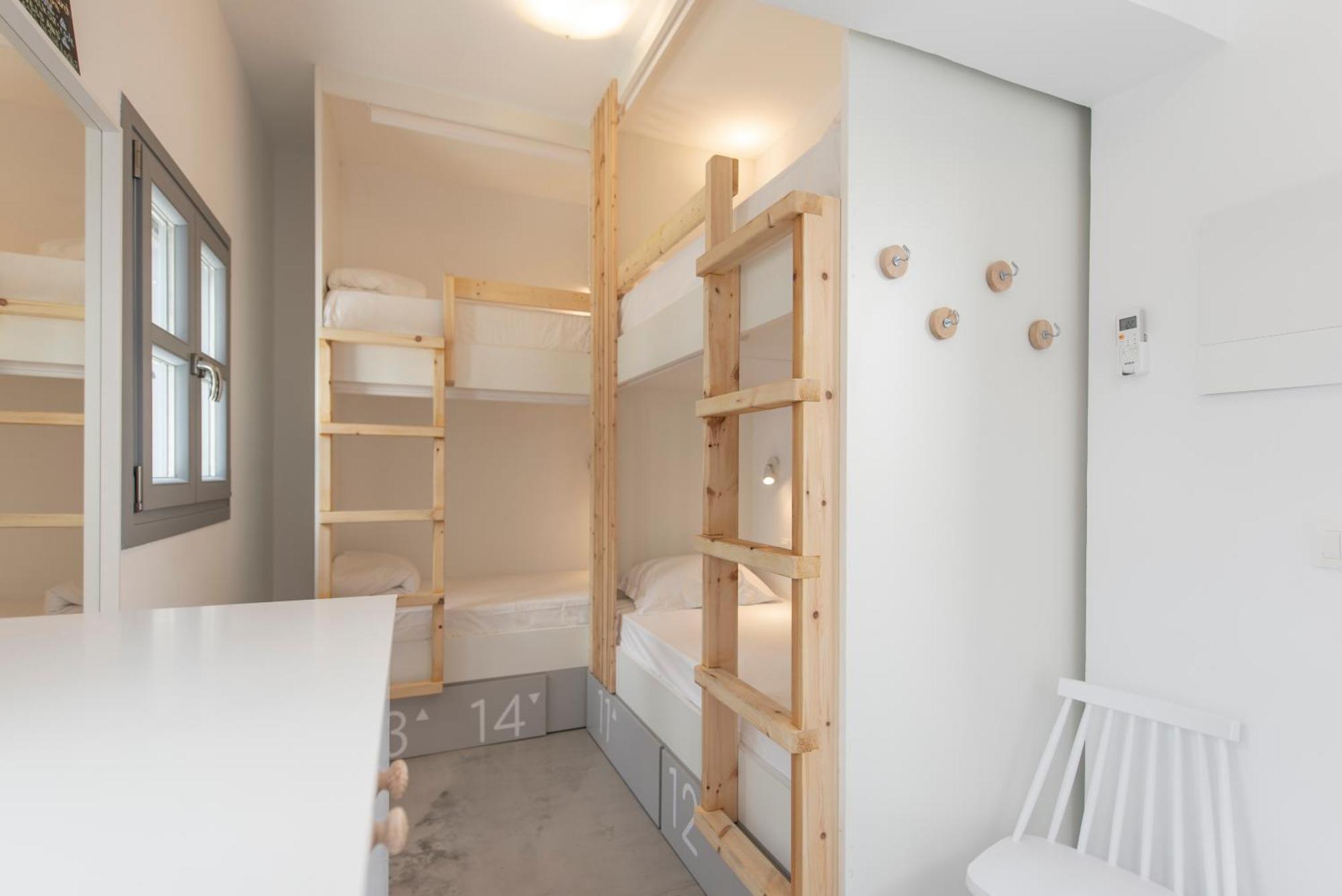 Bedspot Hostel Фіра Екстер'єр фото