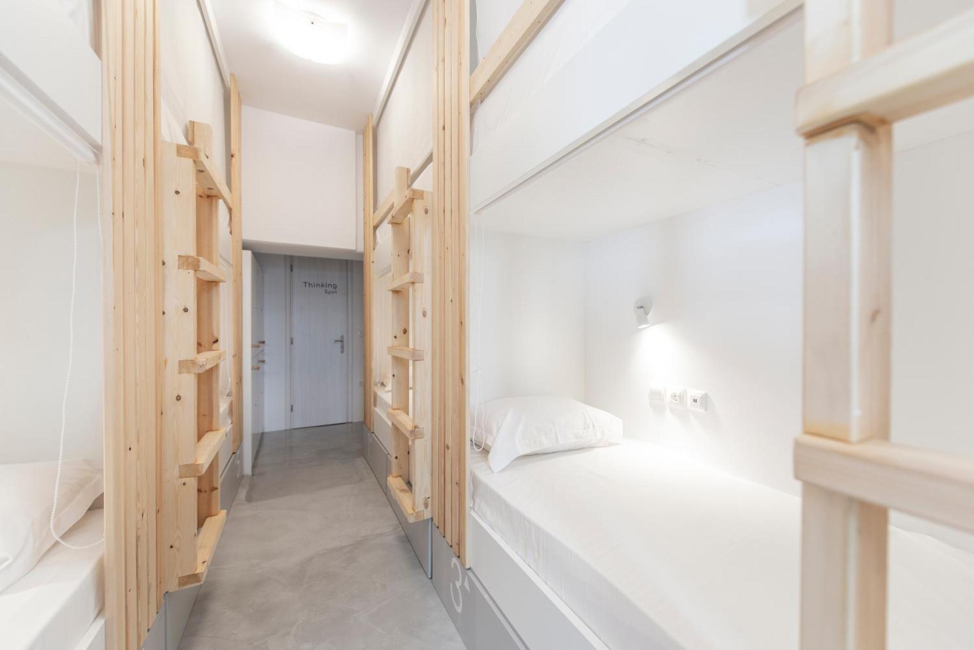 Bedspot Hostel Фіра Екстер'єр фото