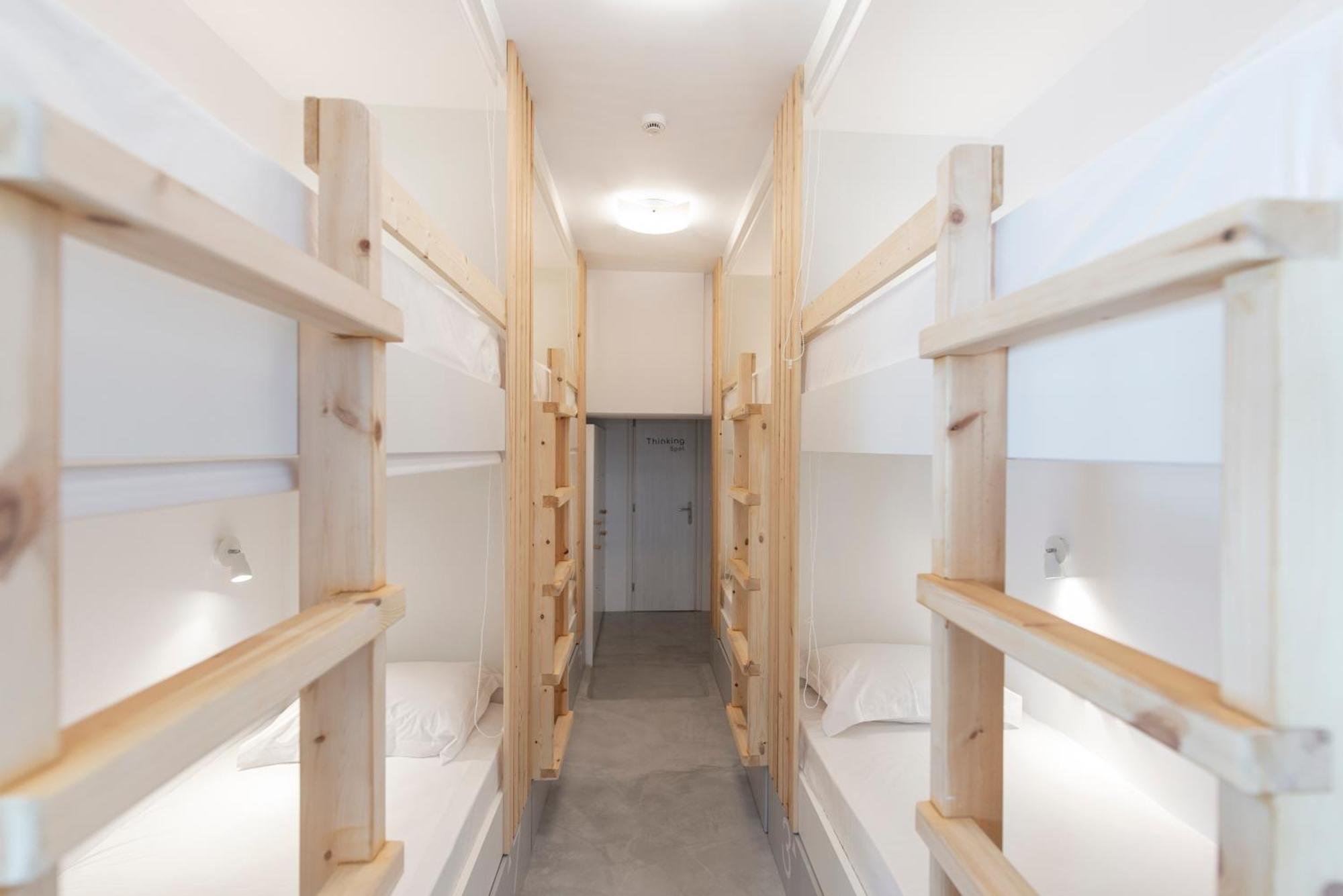 Bedspot Hostel Фіра Екстер'єр фото
